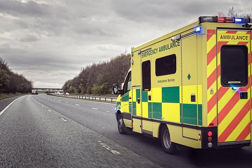 В машине скорой помощи находятся врач и пациент.