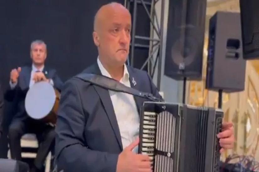 Tanınmış qarmon ifaçısı 