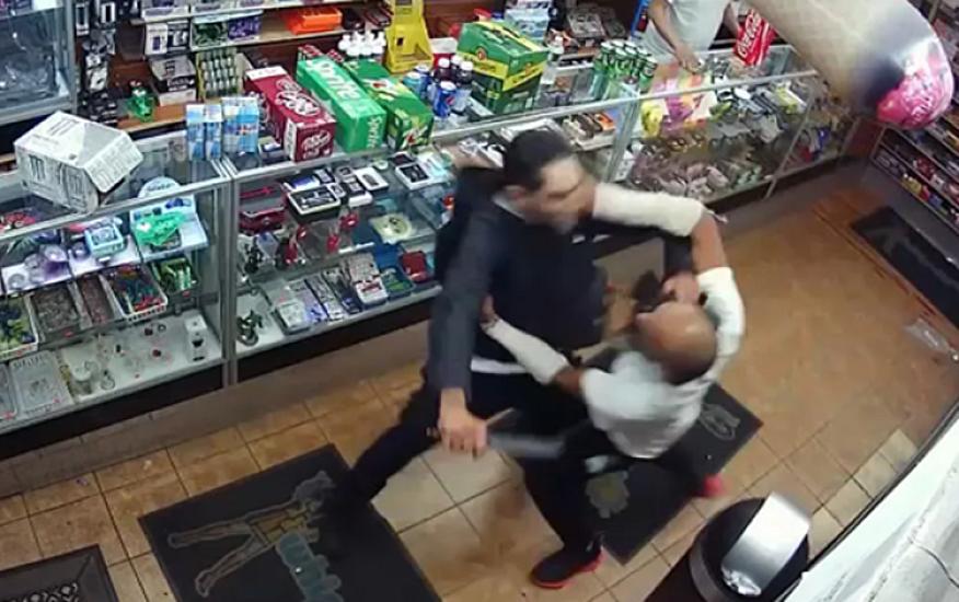 30 yaşlı kişi mağazada 