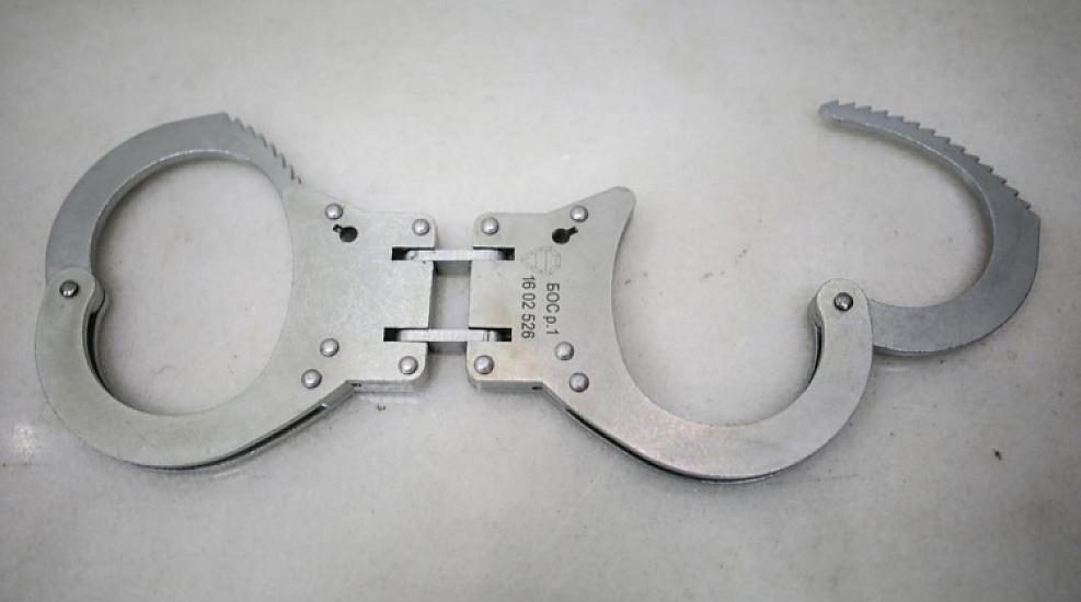 Konfet oğurladığına görə qızını 