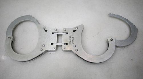 Konfet oğurladığına görə qızını 