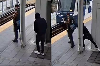 Metroda dəhşətli anlar – kişini relslərə itələdi - 