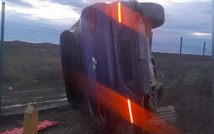 Ödənişli yolda “Bentley” ilə qəza törətdi, kəmər həyatını xilas etdi - 