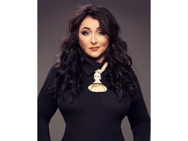 62 yaşlı müğənni biabırçı geyimdə səhnəyə çıxdı - 