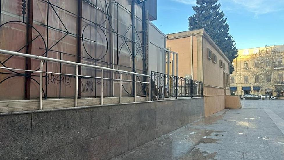 Tarixi binanın fasadına yazılan yazılar silindi - 