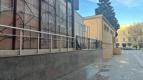 Tarixi binanın fasadına yazılan yazılar silindi - 