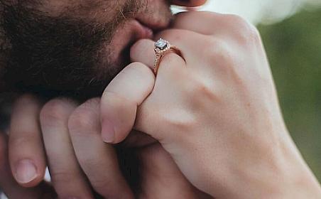 Əl öpmək təcavüz hesab edildi: Cəriməsi 3000 manatdır