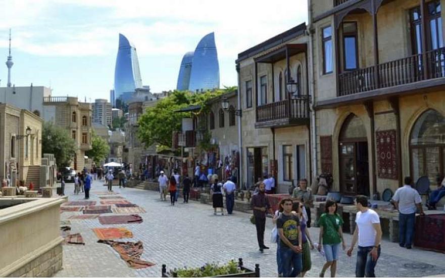 Поток туристов в Азербайджан
