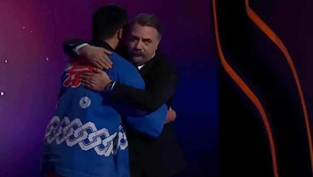 milyonerde_kimsenin_beklemedigi_hareket_japon_yarismaci_yere_kapandi_1775200816_905_w737_h498