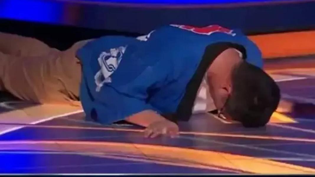 milyonerde_kimsenin_beklemedigi_hareket_japon_yarismaci_yere_kapandi_1775201246_915_w659_h513