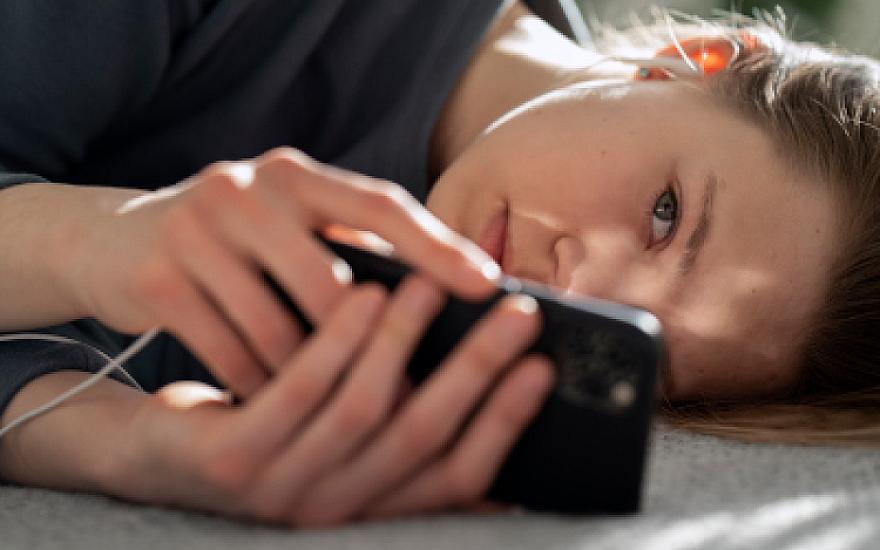 Uşaqlarda telefon asılılığının 