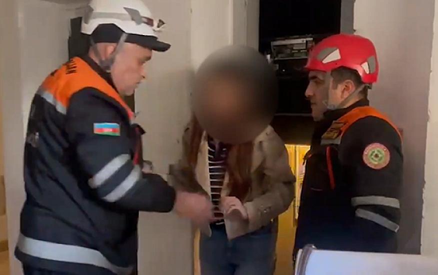 Liftdə köməksiz vəziyyətdə qalan şəxs xilas edildi - 