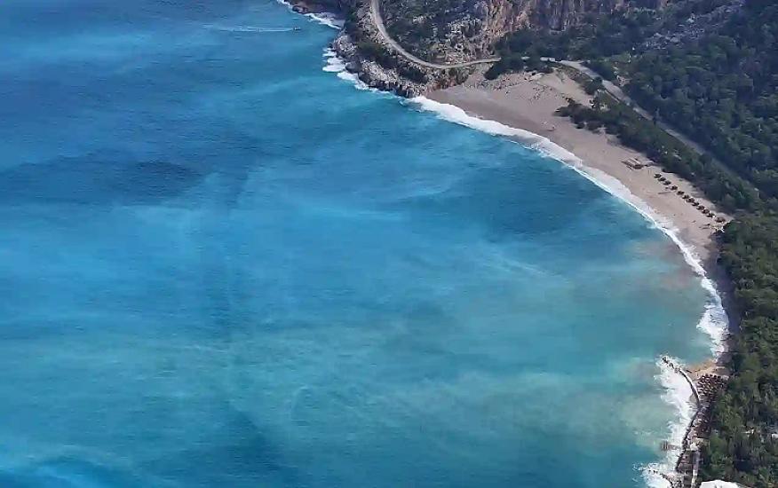 Ölü dəniz yağışlardan sonra rəngini dəyişdi -