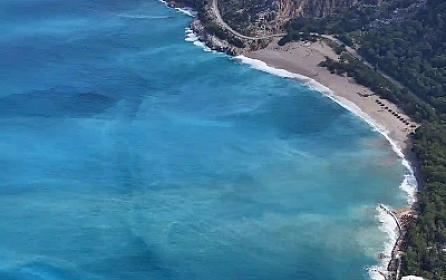 Ölü dəniz yağışlardan sonra rəngini dəyişdi -