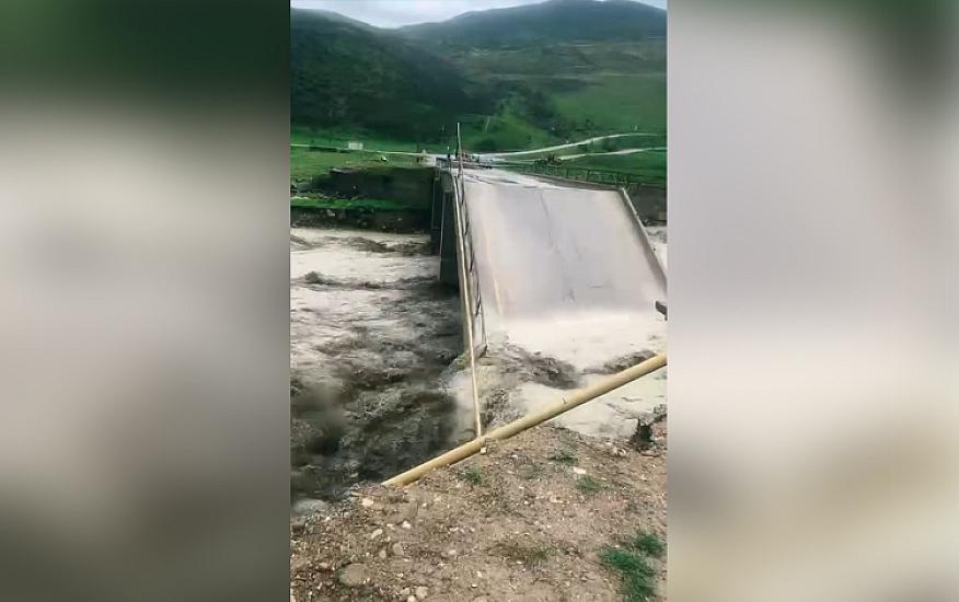 A bridge collapsed in Siyazan -