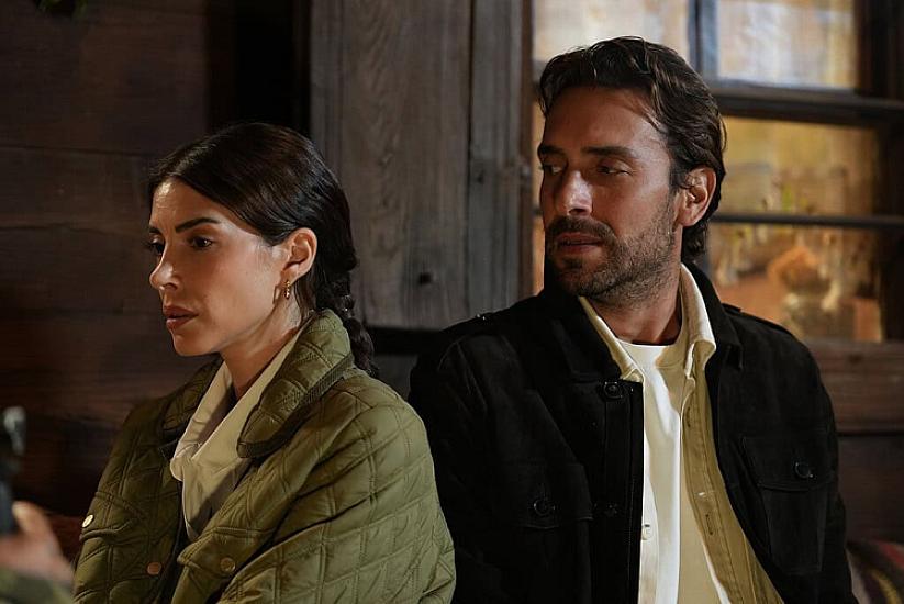 Знаменитый актер подарил партнерше золотое украшение -