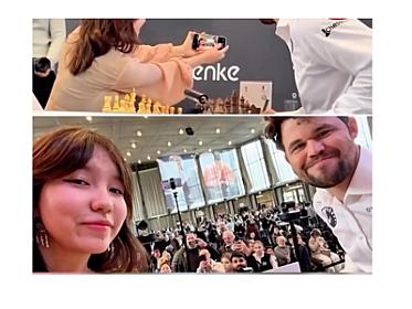 Magnus Carlsen instantly with the chess player who took a selfie with him
