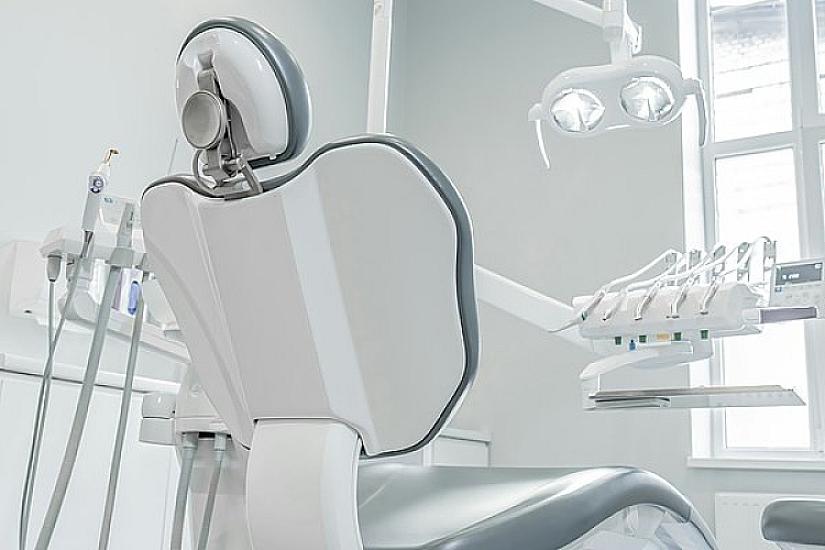 Diş həkiminə getdi,