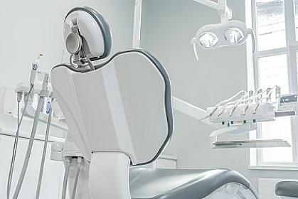 Diş həkiminə getdi,