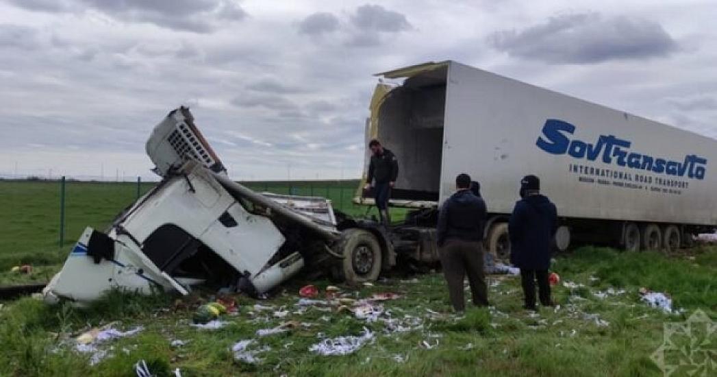 Ödənişli yolda qarpız dolu TIR aşdı –
