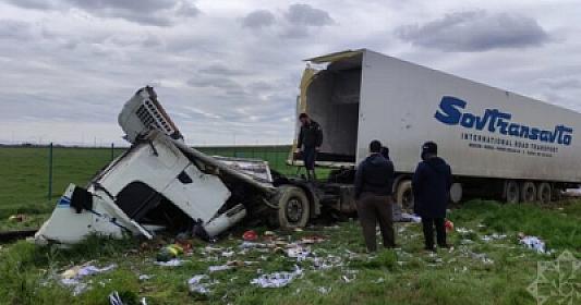 Ödənişli yolda qarpız dolu TIR aşdı –