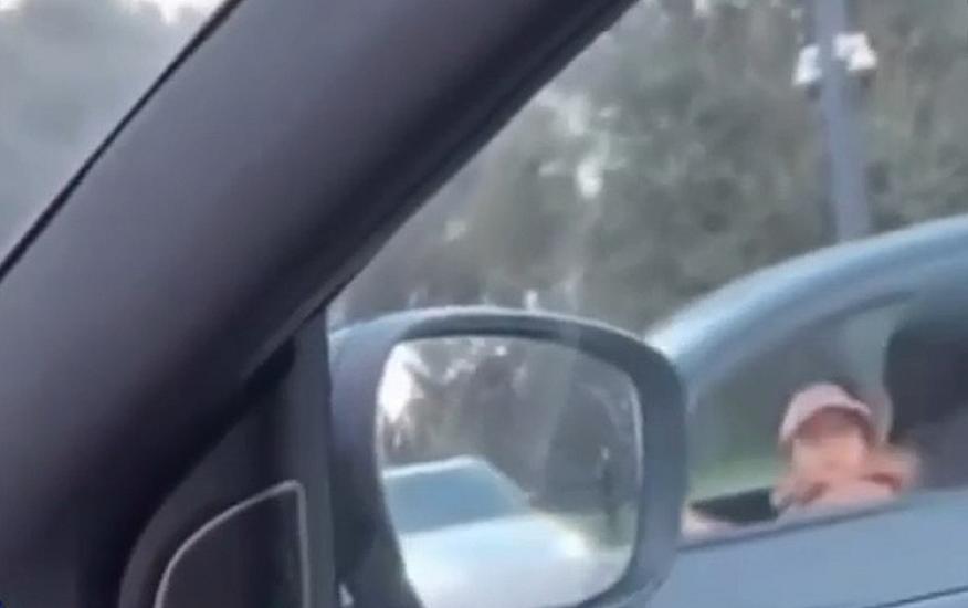 Sükanı azyaşlının idarəsinə verdi - 