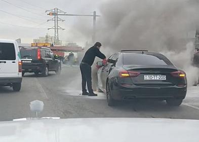 Bakıda "Maserati" yandı - Sürücü özü söndürdü 