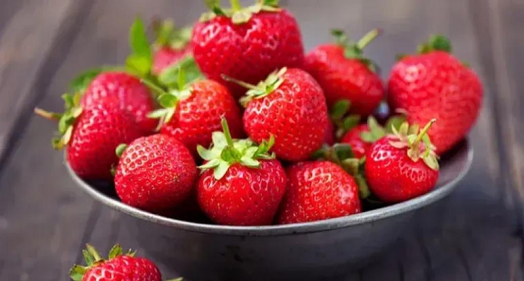 Bir stəkan çiyələyin 