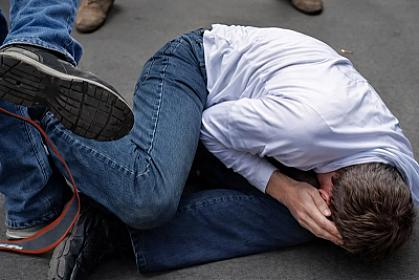 Məktəbdə valideyni döyən müəllim 