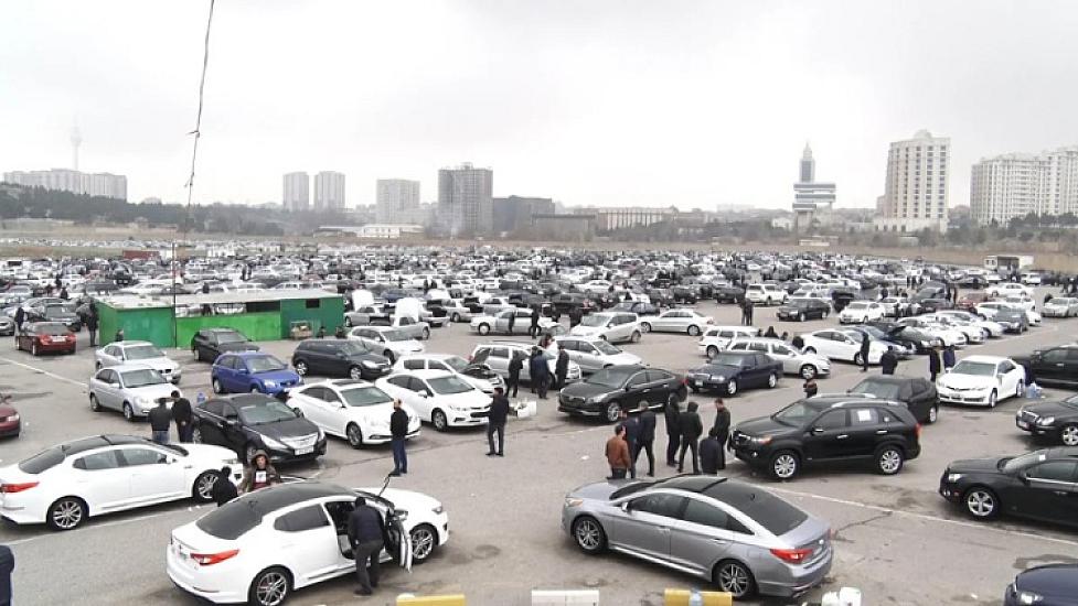 Avtomobil bazarında 