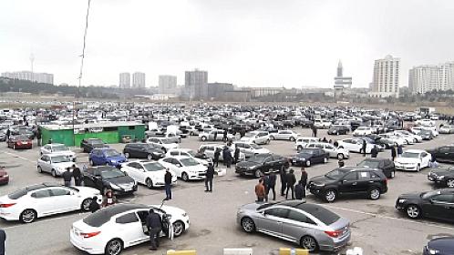 Avtomobil bazarında 