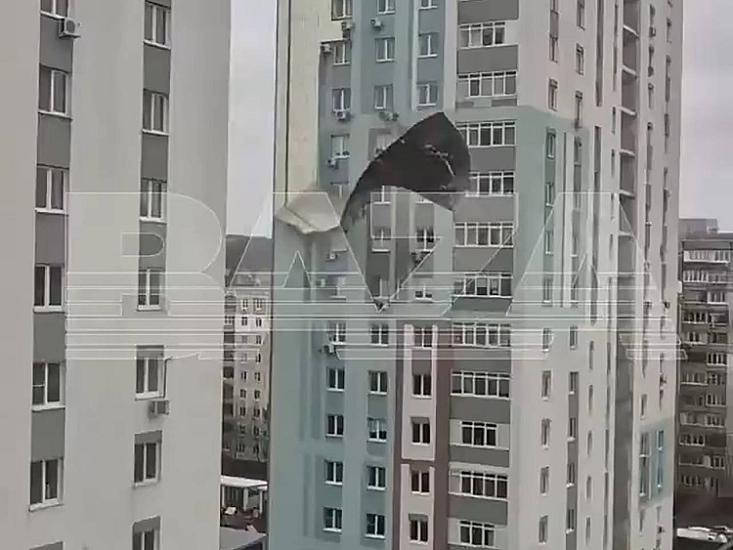 Binanın fasadı avtomobillərin üstünə DÜŞDÜ - 