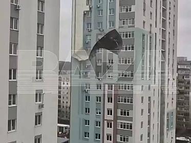 Binanın fasadı avtomobillərin üstünə DÜŞDÜ - 