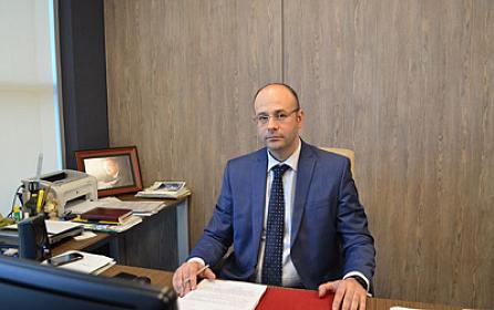 Yeni sədr işdən çıxartdığı rəisin əvəzinə onu 