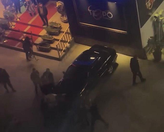 Bakıda restoranın qarşısında kütləvi dava düşdü - 