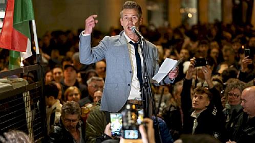 “Məni döydü, uşaqların gözü qarşısında...” 