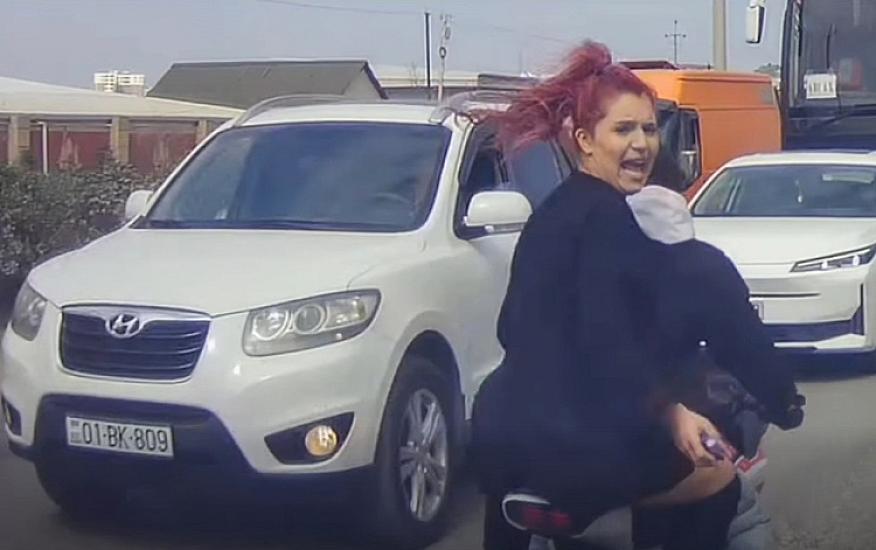 Gənc qızlar yolda motosikletlə təhlükəli hərəkətlər etdilər - 