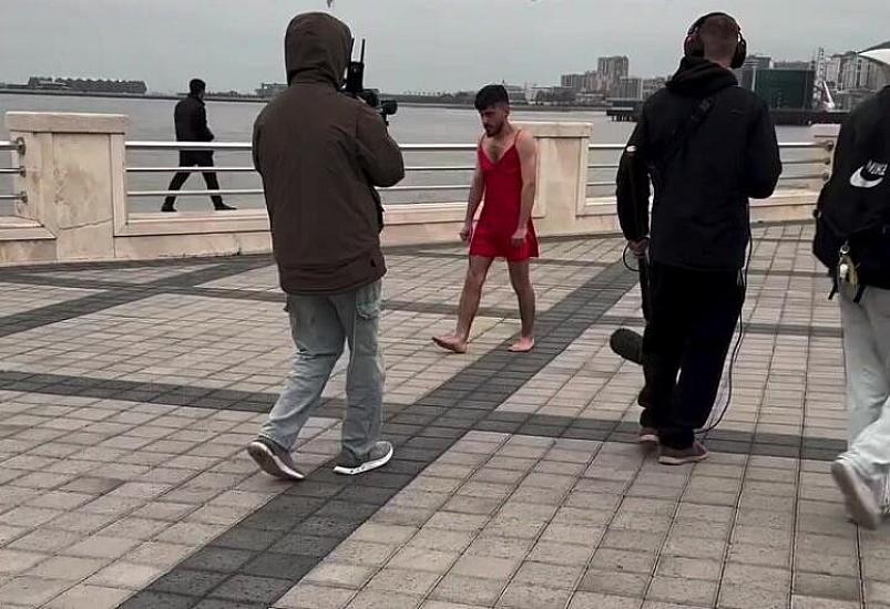 Bulvarda gənc oğlana qadın paltarı geyindirdilər - 