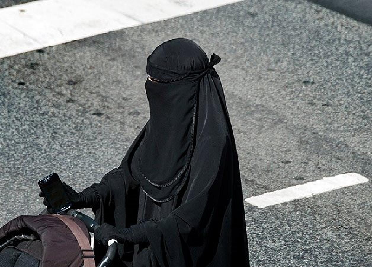 Metroda niqabını çıxartmadığı üçün 