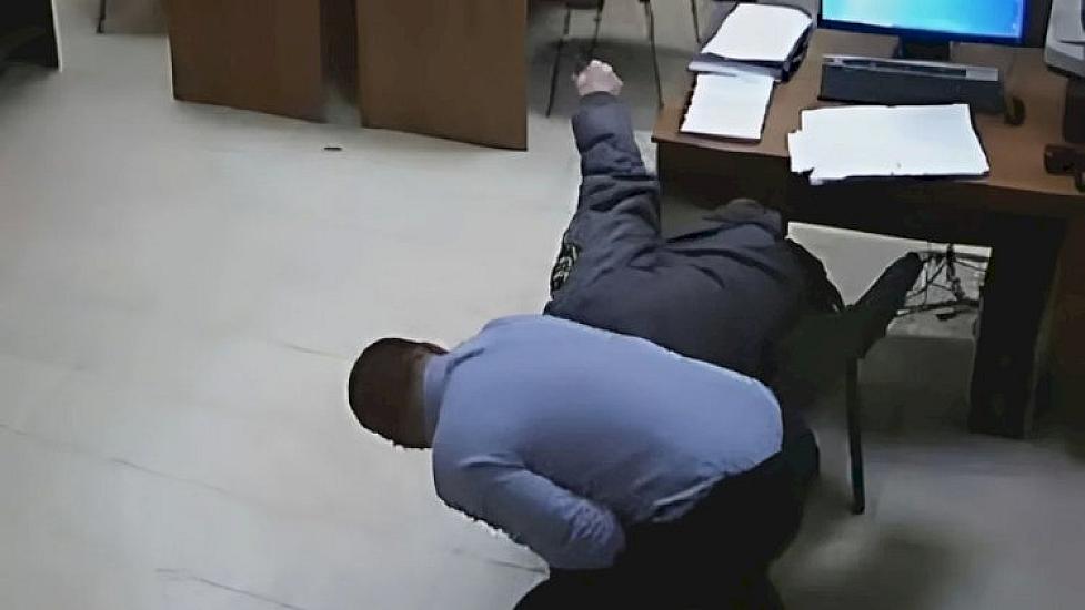 İmişlidə müəllim əməkhaqqına görə direktorla dalaşdı, arvadını və qızını 