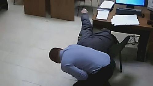 İmişlidə müəllim əməkhaqqına görə direktorla dalaşdı, arvadını və qızını 