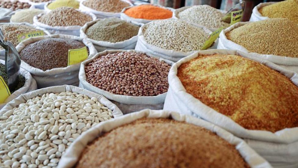 Продукты, выставленные на продажу в открытых условиях -