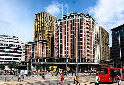 Otel və restoran işçiləri tətilə başlayıblar -