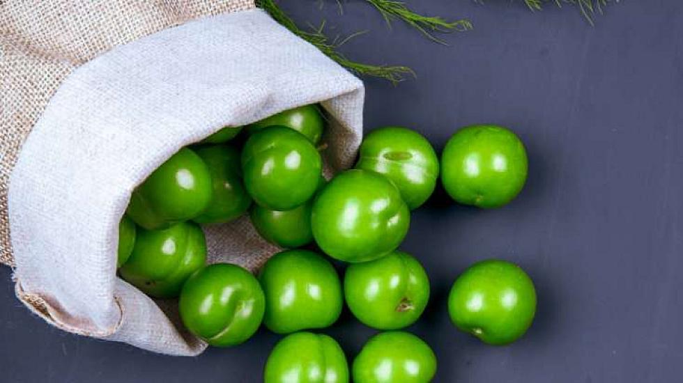 Bir kilosu 100 manat olan alça satışda 