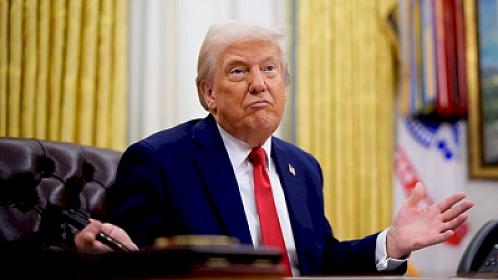 Tramp sosial şəbəkədə bir saat ərzində 