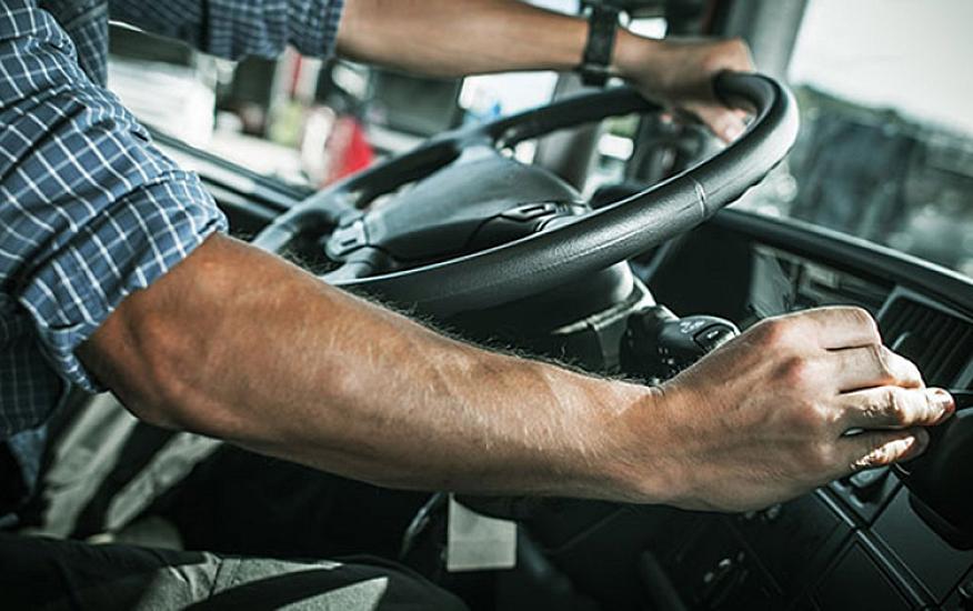 Водитель автобуса за рулём