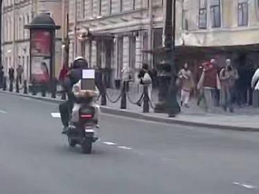 Motosikletdə dəbilqəsiz uşaq - 