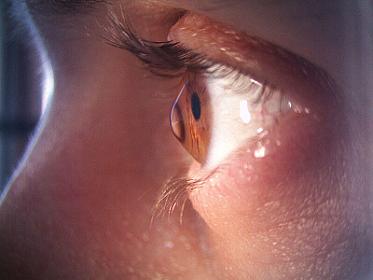 Gözlərimizi məhv edən9 təhlükəli vərdiş 