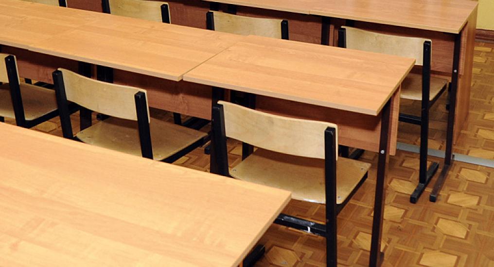 Во время урока упал с четвёртого этажа.