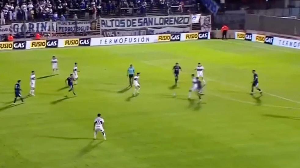 Futbol matçında gülməli hadisə: Azarkeş yayım kamerasını ələ keçirdi və... - 